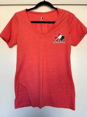 5th & Ocean Red Canada Maple V‑Neck Tee